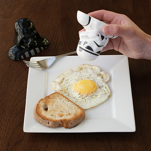1b56_star_wars_salt_pepper_shakers_in_use