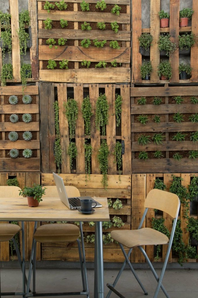 Vintage-pallet-wall-garden-small-space-garden-via-www.yourvintagelife.co_.uk_-682x1024