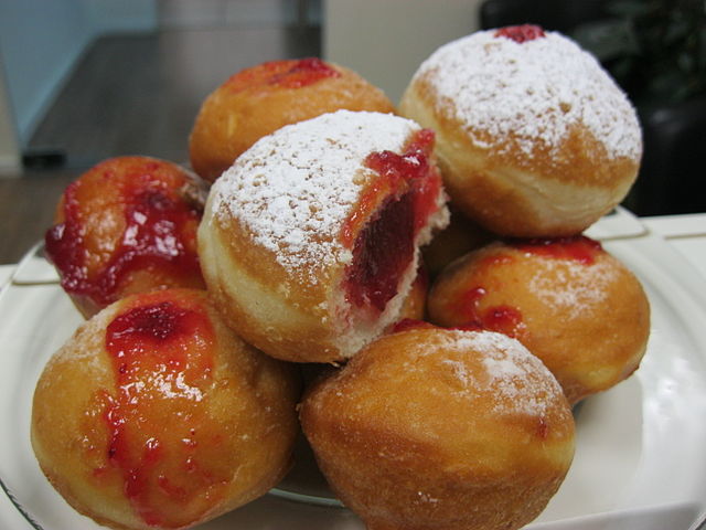 640px-Classic_Hanukkah_sufganiyot